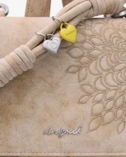 DESIGUAL - Zaino sabbia con dettagli ricamati, patta, tasche frontali con chiusura magnetica, tracolla removibile
