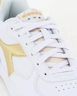 DIADORA RAPTOR LOW METALIC SATIN WN - Sneakers bianca con dettagli oro e lacci