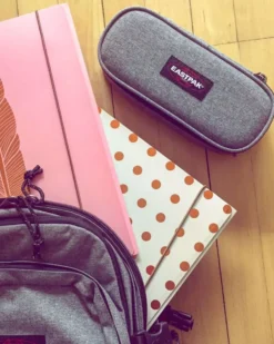 EASTPAK - Borsellino OVAL SINGLE grigio con scomparto interno con passanti portapenne