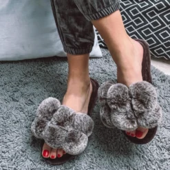 FZ - Pantofole con ponpon in peluche aperte in punta
