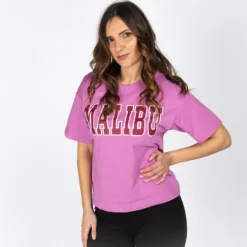 JACQUELINE de YONG - T-SHIRT MANICA CORTA ROSA IN COTONE CON SCRITTA MALIBU'