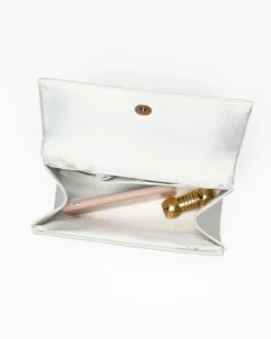 MISS GLOBO - Pochette bianca con catena in strass sulla patta