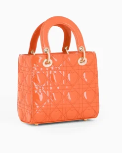 NARDINI - Borsa piccola arancione due manici effetto vernice trapuntata con cuori e ciondoli, tracolla removibile