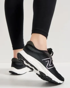 NEW BALANCE - Scarpa da running donna nera in mesh traspirante con intersuola in EVA e logo rosa metallizzato - 520 V8