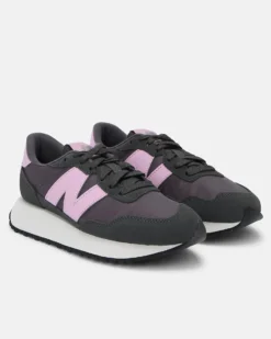 NEW BALANCE - Sneakers da donna nera con logo rosa - 237