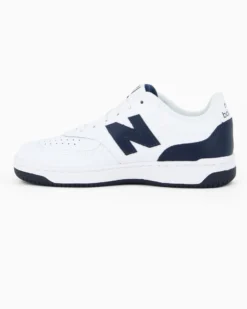 NEW BALANCE - SNEAKERS JUNIOR LIFESTYLE BIANCHE CON DETTAGLI BLU DAL 35.5 AL 40, G0806KG