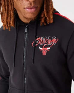 NEW ERA - Felpa nera e rossa con cappuccio zip frontale e logo Chicago Bulls