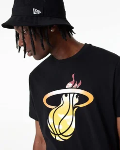 NEW ERA - T shirt girocollo da uomo nera in cotone con logo giallo