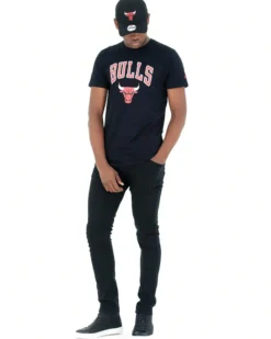 NEW ERA - T shirt girocollo nera in cotone con logo Chicago Bulls
