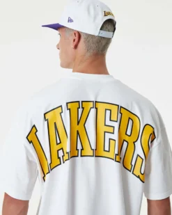 NEW ERA - T shirt oversize da uomo bianca in cotone con logo Lakers viola
