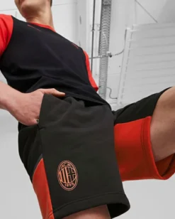 PUMA - Pantaloncini corti da uomo neri e rossi con logo Milan