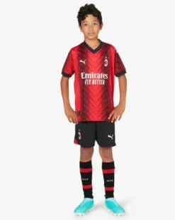 PUMA - Pantaloncini da calcio bambino neri e rossi in tessuto traspirante con logo Milan