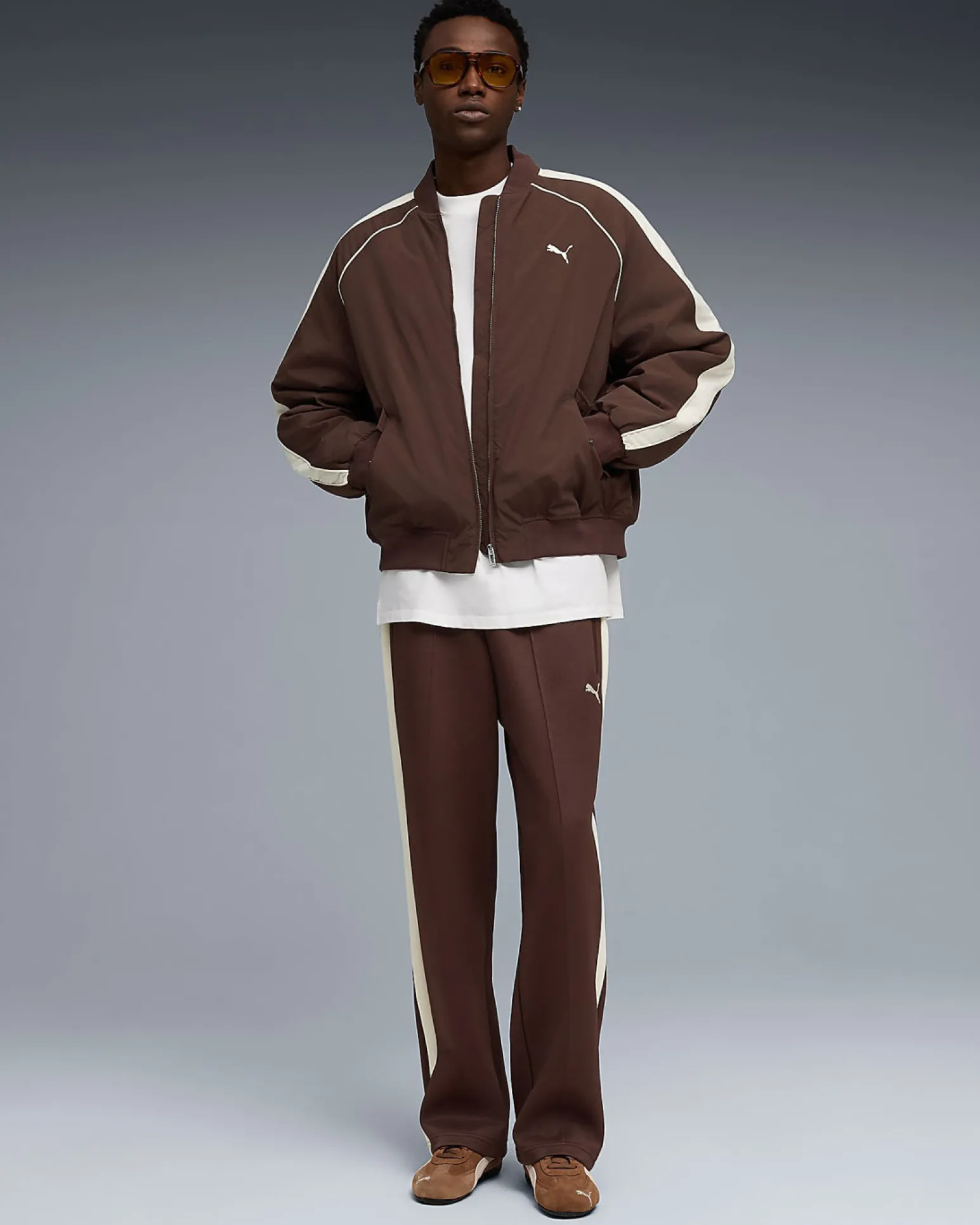 PUMA - PANTALONE DA ALLENAMENTO T7 ALWAYS ON RELAXED MARRONE CON DETTAGLI BIANCHI, 629589-31