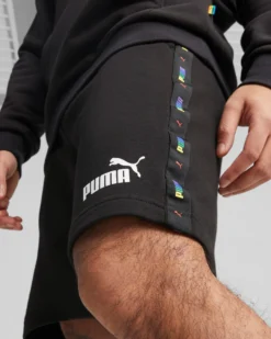 PUMA - Pantaloni corti da uomo neri con logo bianco e stampa logo arcobaleno sui lati