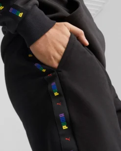 PUMA - Pantaloni corti da uomo neri con logo bianco e stampa logo arcobaleno sui lati