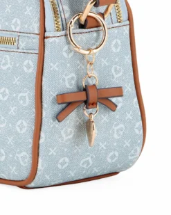 SOLO SOPRANI - Tracolla jeans loggata con due scamparti principali, tasca frontale e ciondolo fiocco+cuore