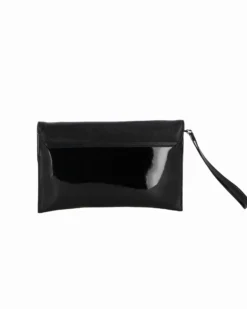 TATOO - Pochette nera in vernice con patta, laccetto e tracolla removibile, MADE IN ITALY