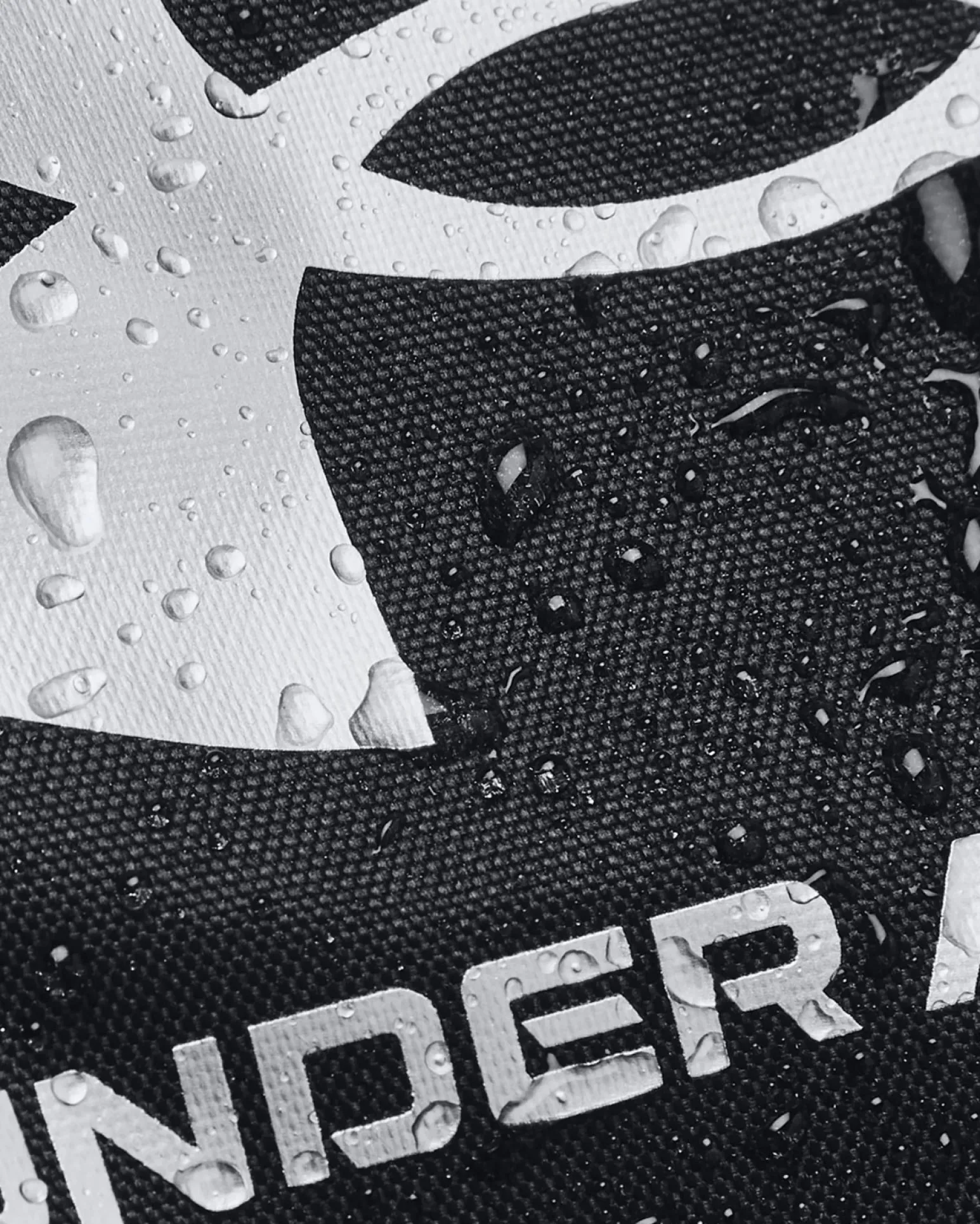 UNDER ARMOR - Borsone nero impermeabile con tasca frontale e logo bianco