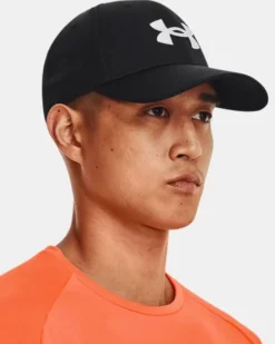 UNDER ARMOUR - Cappello nero in materiale traspirante con cinturino regolabile e logo bianco